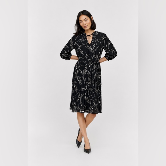 H&M Dresses & Skirts - 🎄FIRM PRICE🎄H&M pleated wrap dress